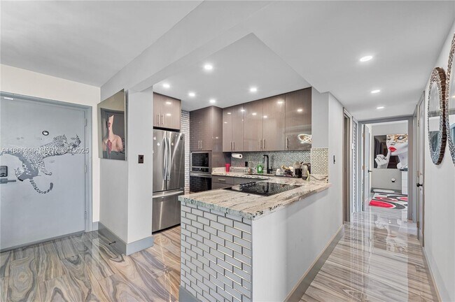 Building Photo - 1345 Lincoln Rd