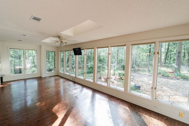 Building Photo - Up to a 2 year lease at this Beautiful 3 bed, 2 bath!!!!