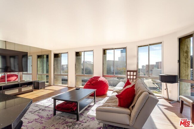 Building Photo - 800 W 1st St