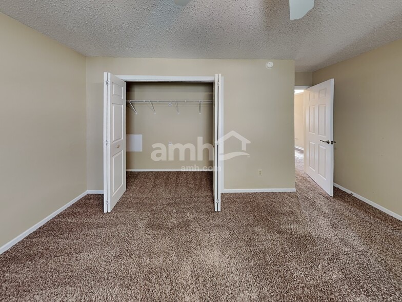 Building Photo - 571 Bay Ct N