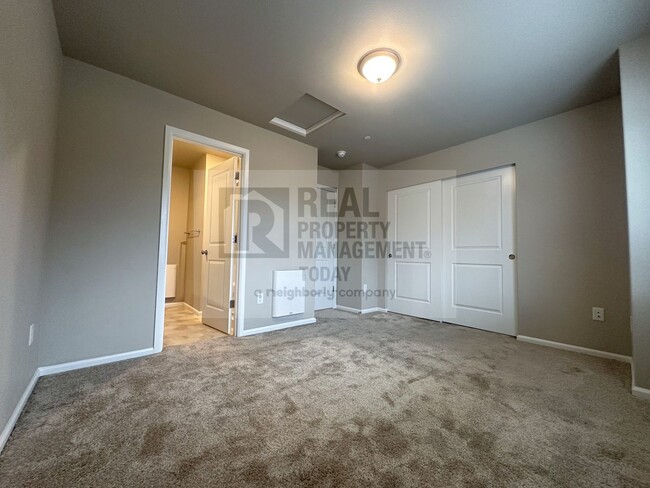 Building Photo - Spacious 2 Bedroom Condo in Puyallup!