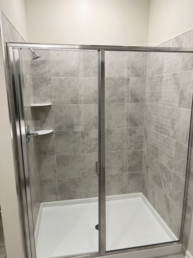Building Photo - Incredible 5 Bedroom, 3 Bath Town home wit...