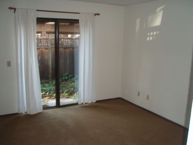 Building Photo - Walk to UC