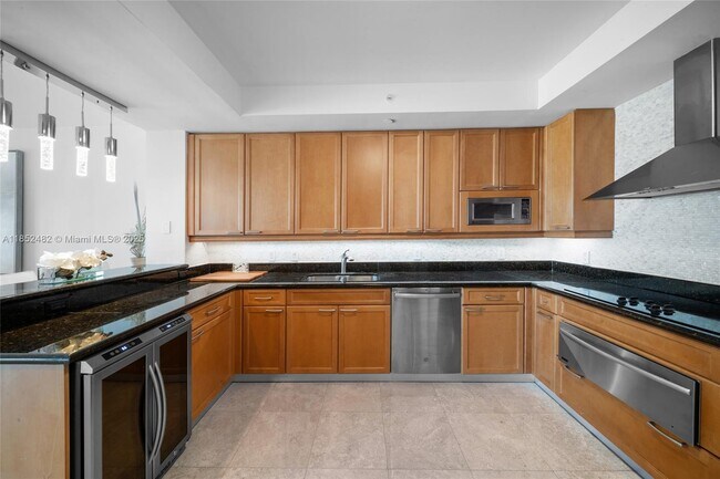 Building Photo - 20201 E Country Club Dr