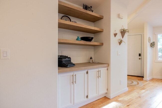 Building Photo - Furnished Rental in Desirable NW Bend Neighborhood