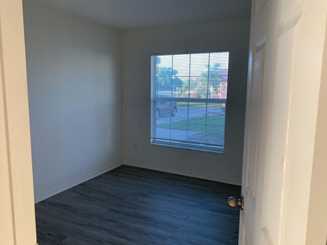 Building Photo - Well maintained 3/2/2 with pond view and community pool