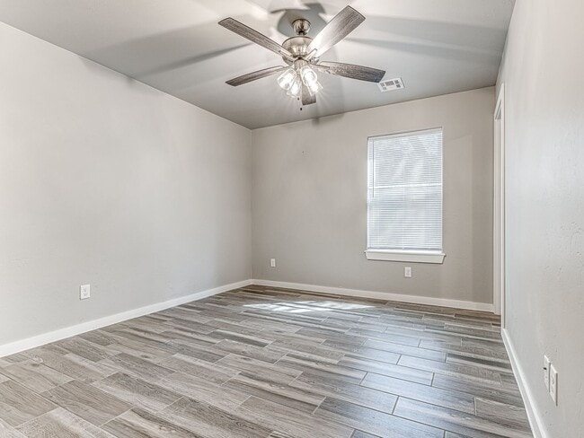 Building Photo - Newer home in the heart of OKC + 5 bedroom...