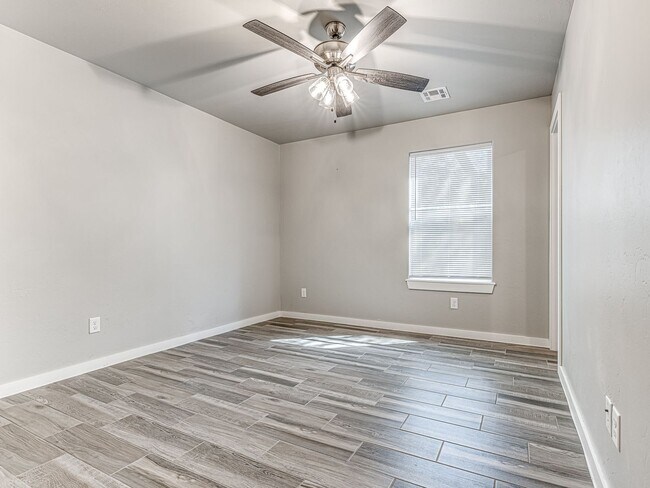 Building Photo - Newer home in the heart of OKC + 5 bedrooms + 5 bathrooms + 2 car garage