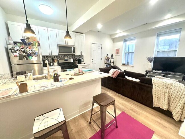 Building Photo - 1644 W Cermak Rd