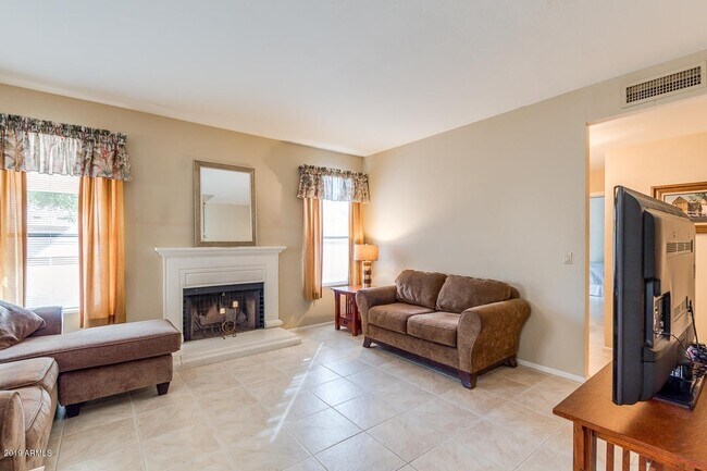 Building Photo - Location! Location! Beautiful 4 Bedroom/ 3 Bath Home! Ray/Kyrene