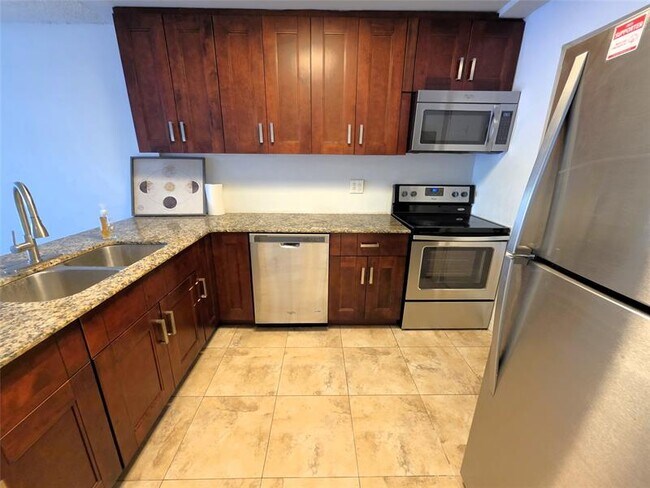 Building Photo - 2320 S Cypress Bend Dr