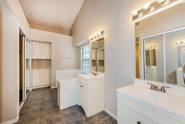 Building Photo - 2208 Gladstone Dr