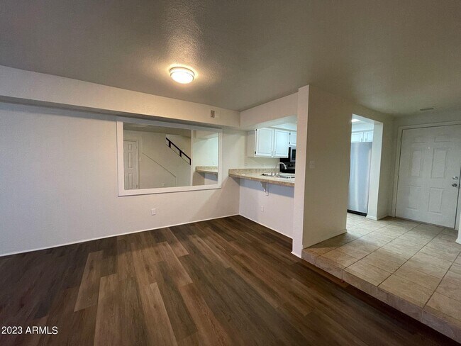 Primary Photo - 2121 W Union Hills Dr
