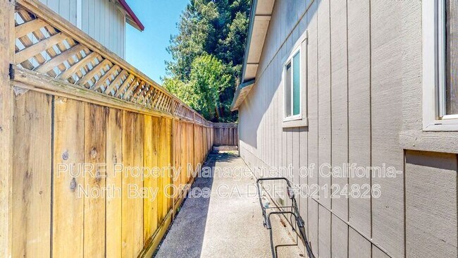 Building Photo - 1107 Navarro St