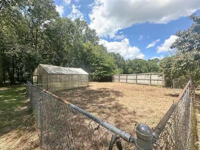 Building Photo - Tour Today! Show Stopping Home in Flint!