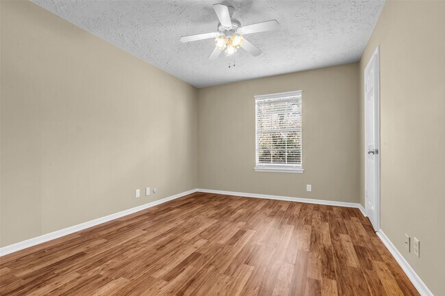 Building Photo - 23826 Farm Hill Dr