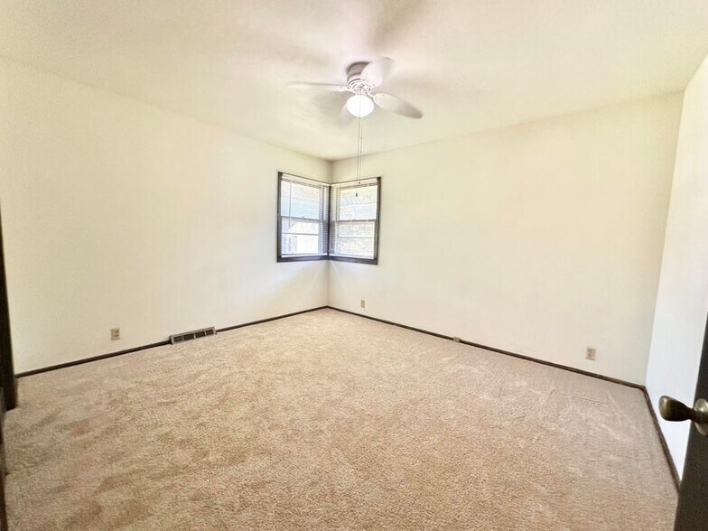 Building Photo - 2330 S Brookside Pky
