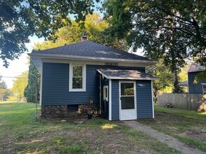 Building Photo - Two Bedroom One Bathroom Available in Batt...