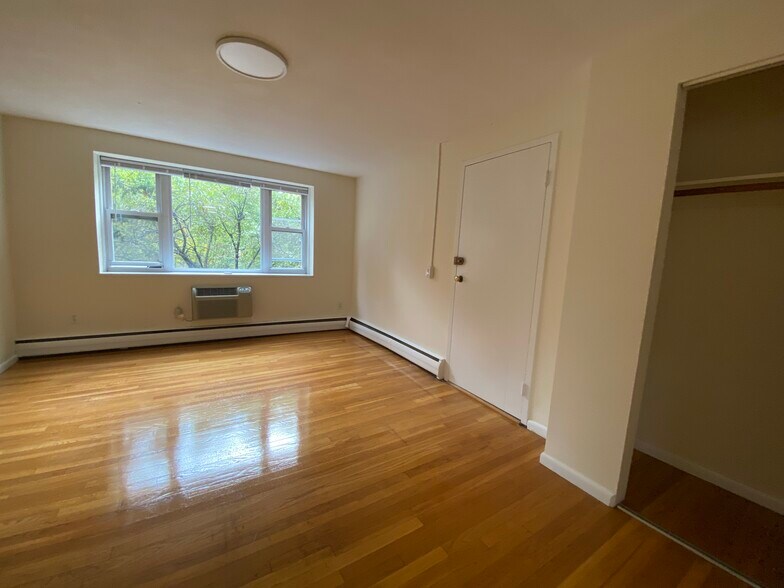 Building Photo - 121 Babcock St