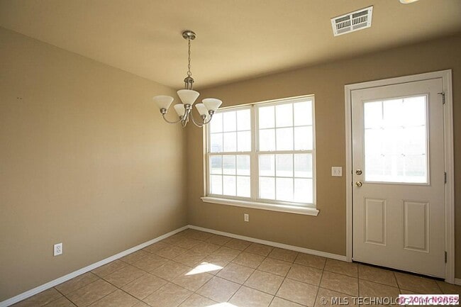 Building Photo - Beautiful 3 Bed 2 Bath Home with New Plank...