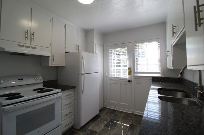 Building Photo - 2 Bedroom 1 Bath Duplex In The Waldo Area