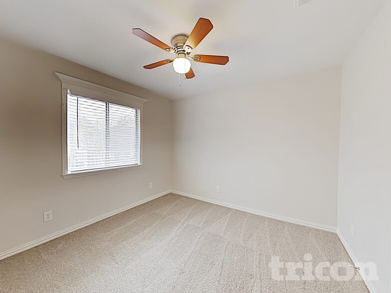 Building Photo - 822 Foxridge Dr