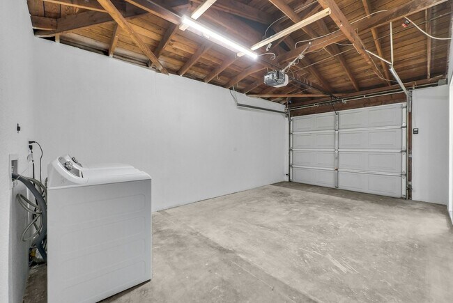 Building Photo - 18425 Patterson Ln