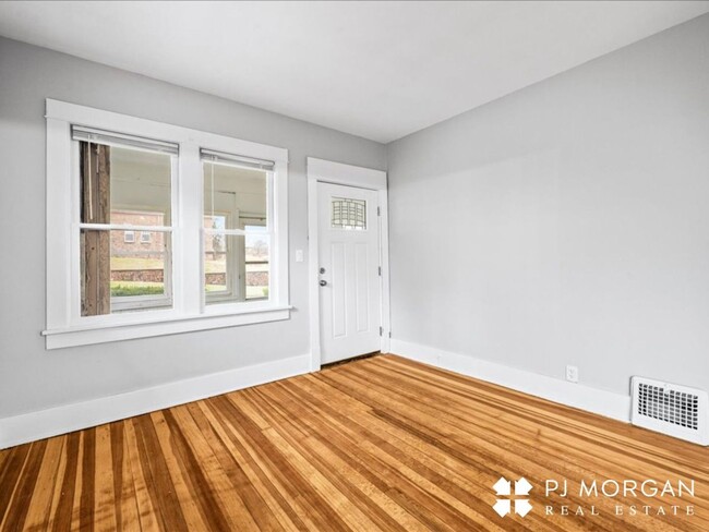 Building Photo - 3 bedroom 2 bath house in midtown! RENTAL ...