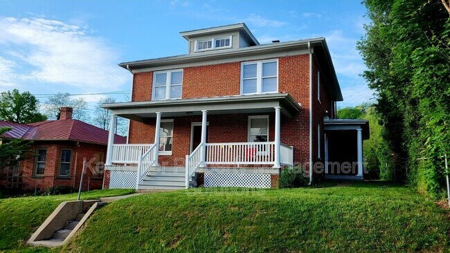 Building Photo - 204 W Peabody St