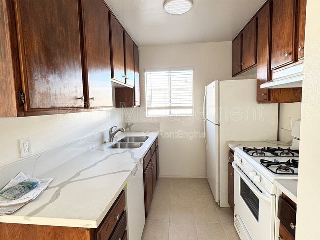 Building Photo - 6624 Sylmar Ave