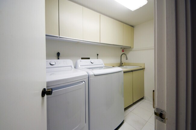 Building Photo - 2450 Presidential Way