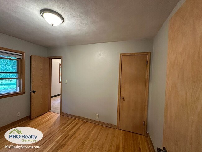 Building Photo - 3 Bedroom Home in South Saint Paul