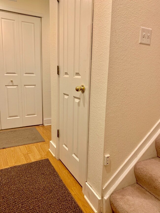 Building Photo - Spacious Rowhouse on Cul-de-sac in SW Longmont for Lease!