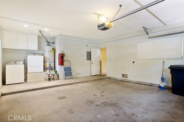 Building Photo - 3055 E Hillcrest Dr