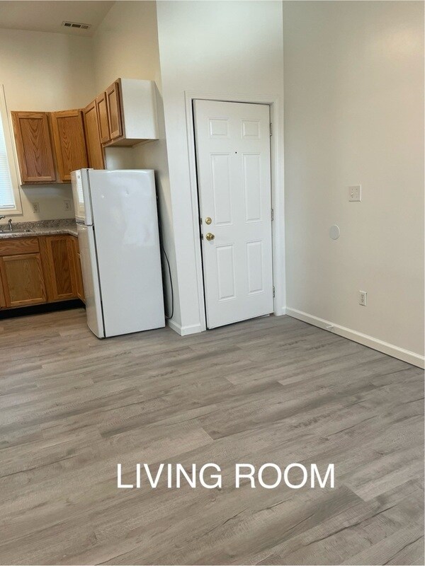 Building Photo - 231 E 13th St