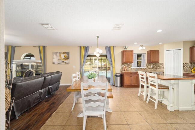 Building Photo - Private Oasis in the Heart of Alachua