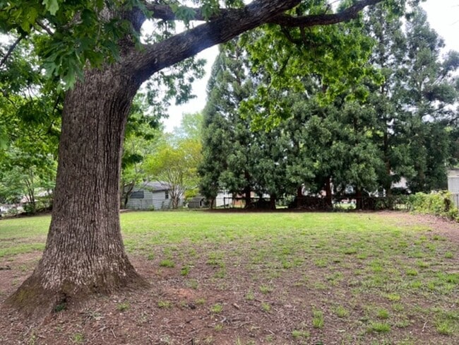 Building Photo - Fantastic Brick Ranch Home that has been refurbished - Open Floorplan with 3 bedrooms & 1.5 baths...