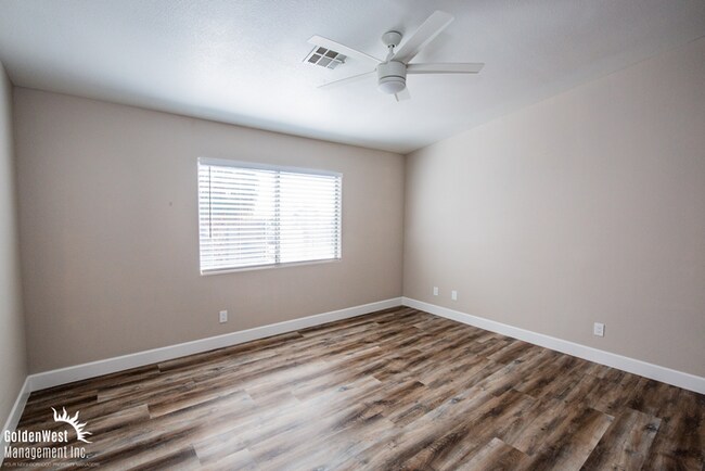 Building Photo - Stylish 2Bdm 2Ba Upstairs Condo in Gated C...