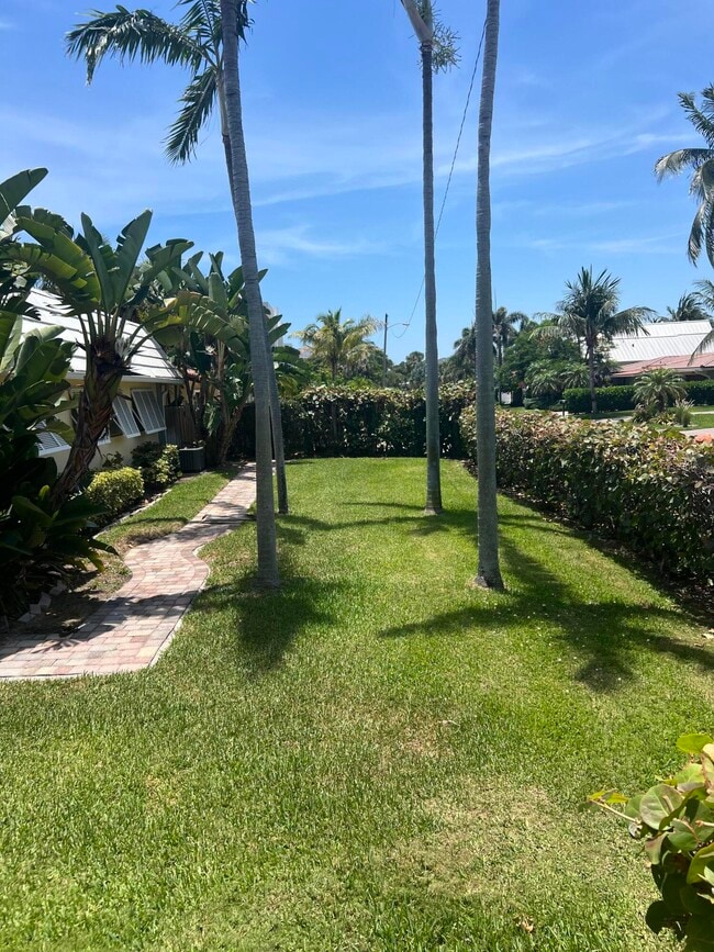 Building Photo - 900 NE 4th St