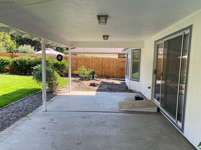 Building Photo - LARGE SINGLE FAMILY HOME, ONE LEVEL W/ FEN...