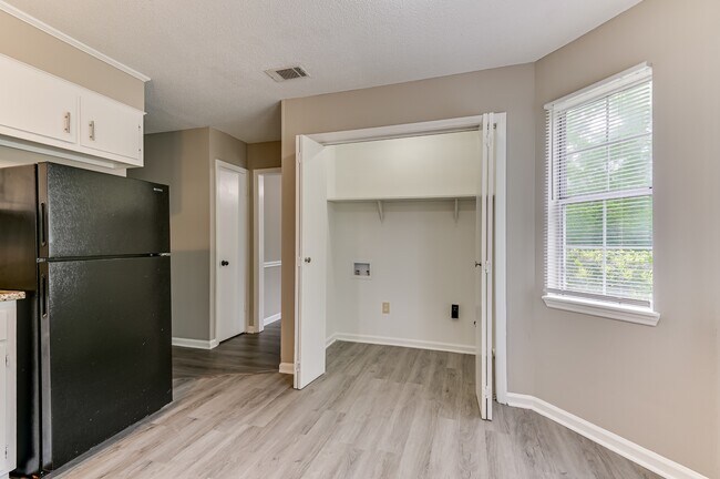 Building Photo - 2960 Glenn Hills Dr