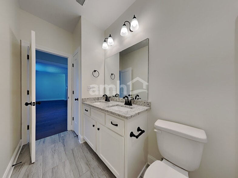 Building Photo - 4130 Vineyard Dr E