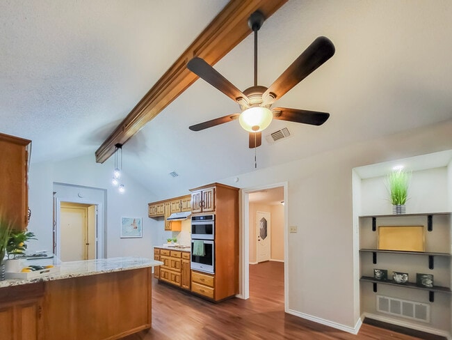 Building Photo - Stunning 3-2-2 in Arlington