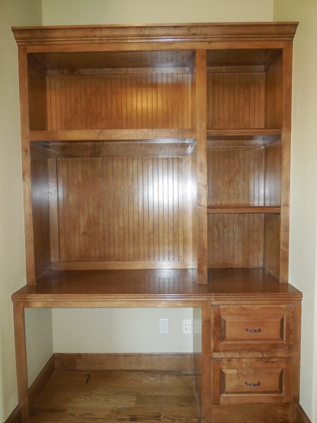 Building Photo - Two Bedroom, Two Bathroom w Study Home  in...