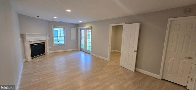 Building Photo - 47565 Royal Burnham Terrace