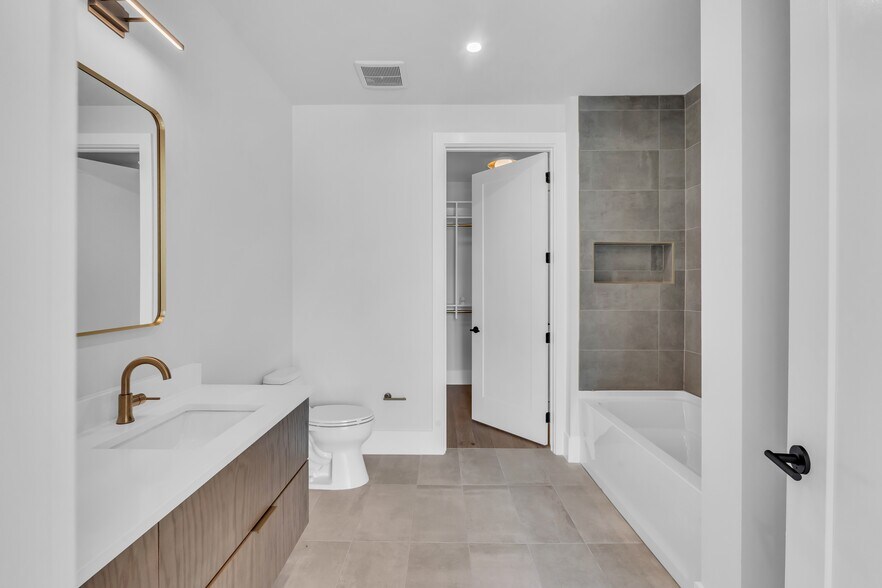 Building Photo - 321 31st Ave N