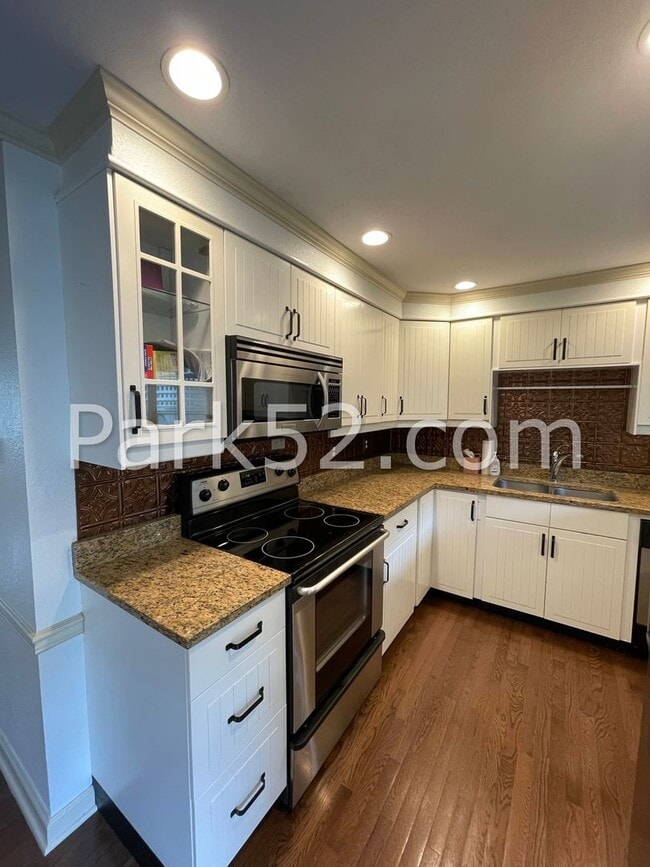 Building Photo - 2 Bedroom Tacoma Townhome