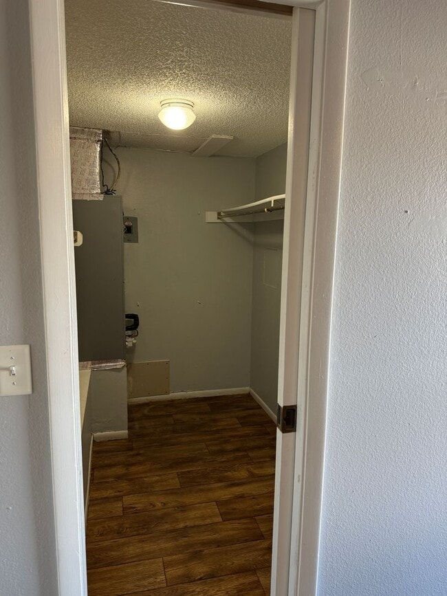 Building Photo - 2Bedroom 2 Bath Single Family Home W/1 Car Garage