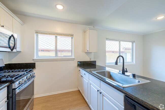 Interior Photo - 5302 Colodny Ave