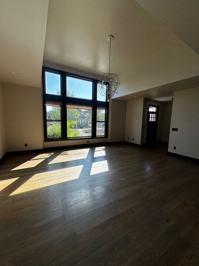 Building Photo - Gorgeous modern 5 bedroom - Minutes from MSU!